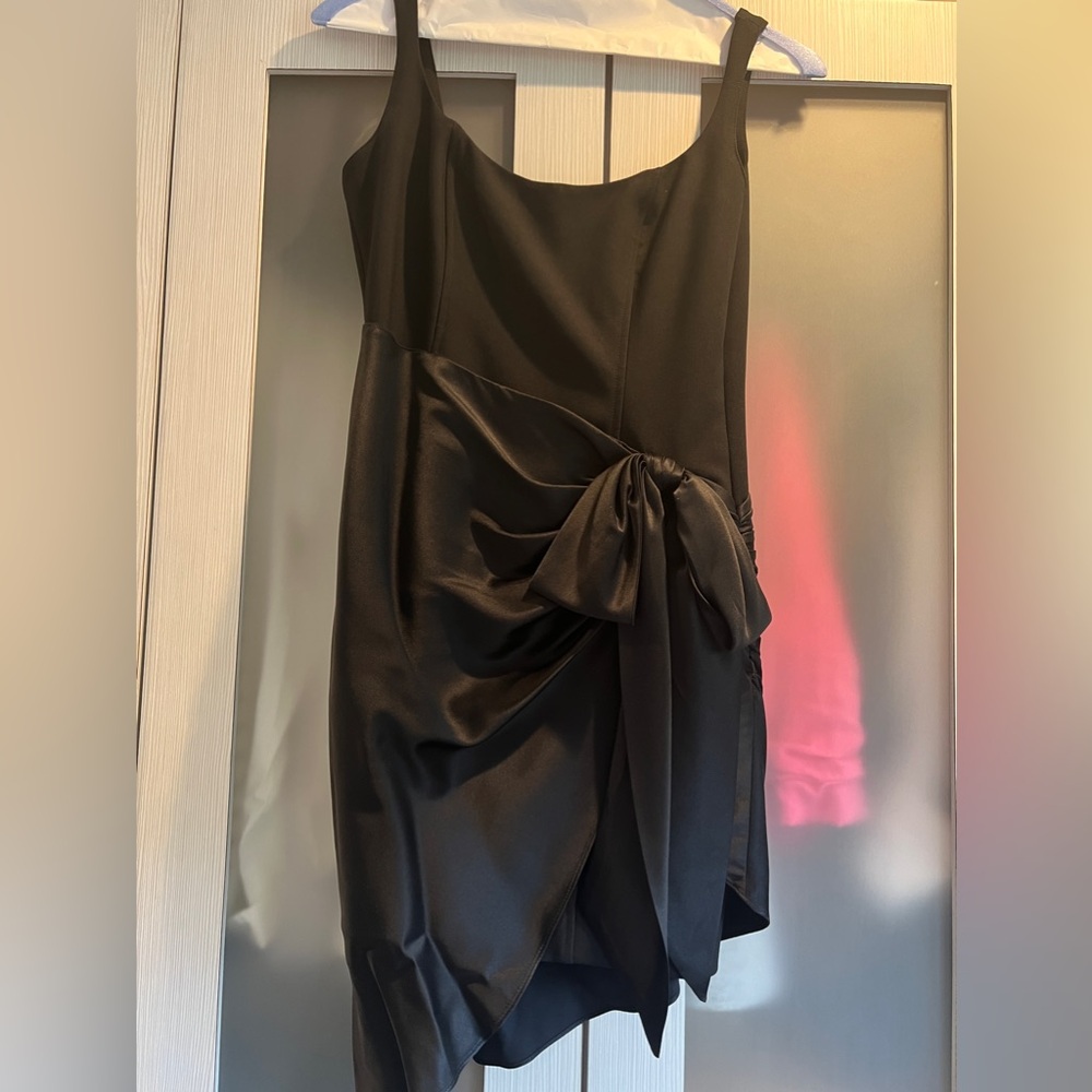 Cinq-A-Sept gorgeous, sleeveless mini dress (silk design)